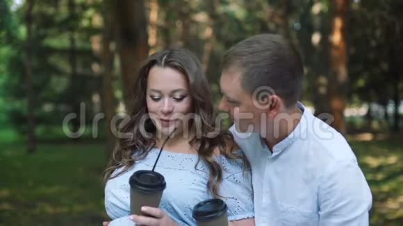 在公园里喝杯茶爱怀孕的夫妻视频的预览图