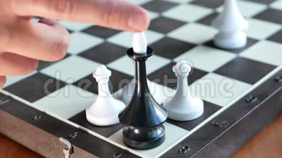 棋形黑王正在坠落被三个白色棋子包围失去游戏或另一个失去绝望处境的概念4视频的预览图
