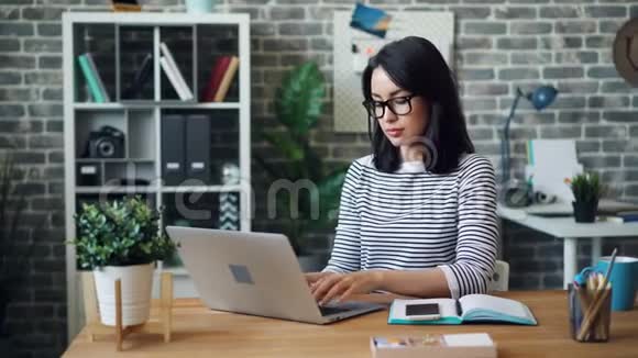 精疲力竭的办公室工作人员使用笔记本电脑然后摘下眼镜接触面部视频的预览图