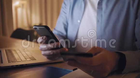 男子在网上银行或购物时在手机上插入信用卡号码视频的预览图