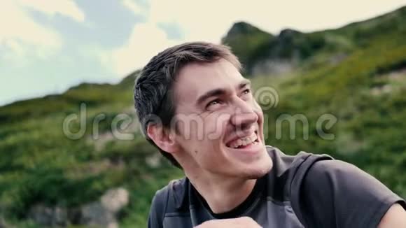 夏天快乐的人在格鲁吉亚山上转过身微笑视频的预览图