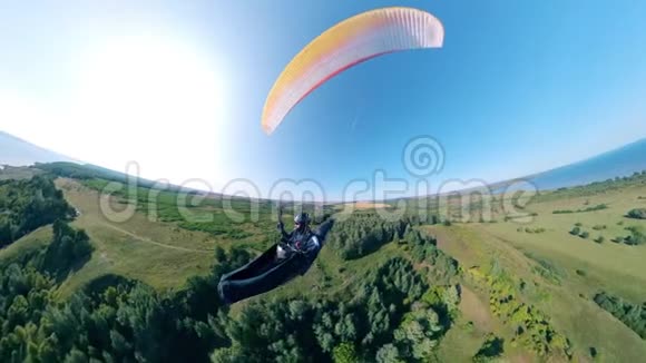 滑翔伞上有一个人它在地面上飞行视频的预览图