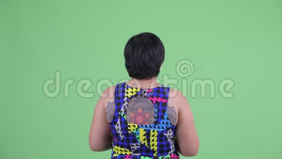 年轻超重的亚洲女人用电话拍照的后景视频的预览图