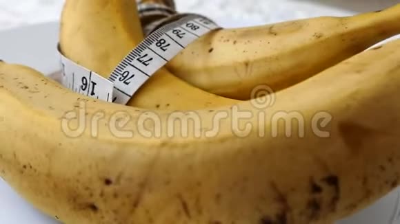 香蕉和360旋转支架上的卷尺香蕉和减肥香蕉视频的预览图