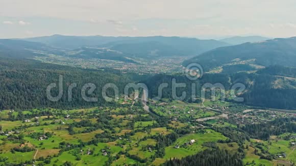 鸟瞰山村与森林田野喀尔巴阡山脉视频的预览图