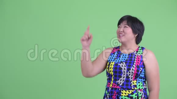 快乐的年轻超重的亚洲女人指指点点视频的预览图
