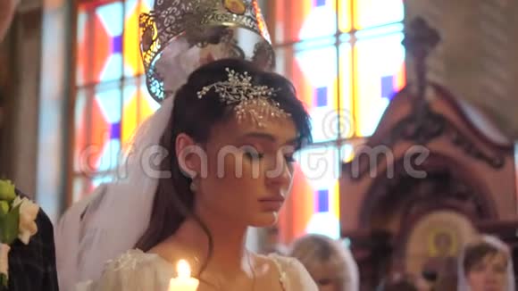 婚礼期间东正教教堂新娘的特写肖像视频的预览图