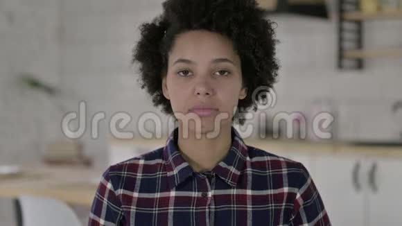 疲惫的非洲裔美国妇女颈部疼痛的肖像视频的预览图