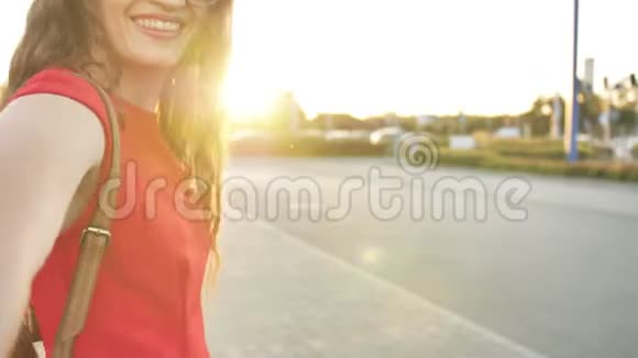观点幸福的年轻女子牵着男朋友的手在城市里散步的肖像幸福家庭视频的预览图