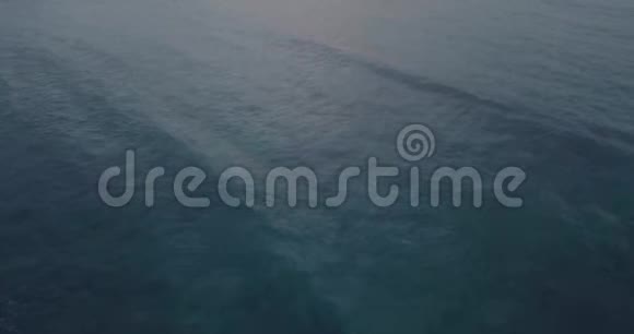 无人驾驶飞机飞过蓝色的海洋视频的预览图