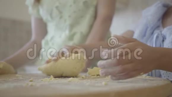 小女儿在妈妈的监督下擀面包成面团关门视频的预览图