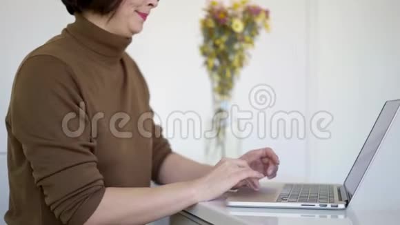 亚洲女性半张脸短发手提电脑花瓶里放着花视频的预览图