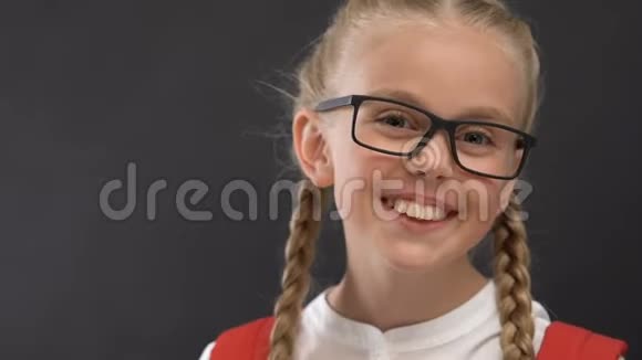 戴眼镜的快乐女生对着黑板对着镜头微笑教育视频的预览图