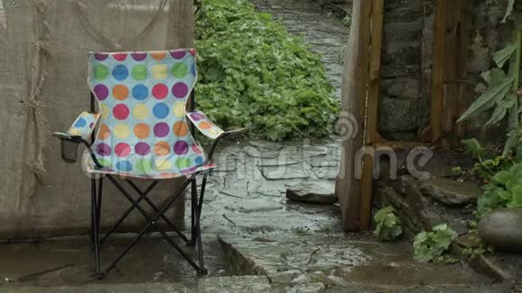 波尔卡点椅坐在雨中视频的预览图