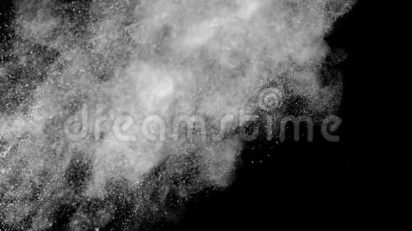 运动中的微粒以细小尘埃的形式在黑色背景上呈白色视频的预览图