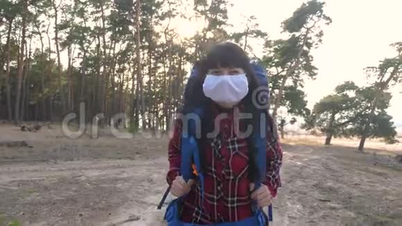 游客徒步旅行女孩去徒步旅行生活方式背包森林公园附近散步概念概念病毒大流行视频的预览图