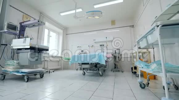 有医疗设备的大病房视频的预览图