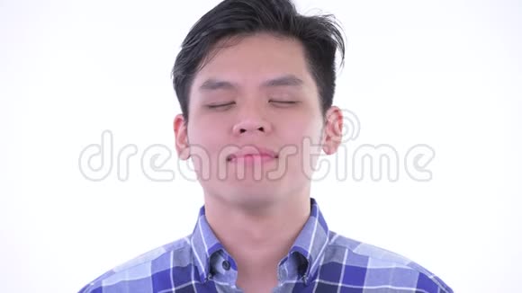 快乐的亚洲年轻时髦男人的脸闭着眼睛放松视频的预览图