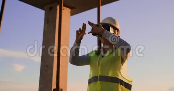 女工程师在哈达与VR眼镜设计建设项目在制造厂视频的预览图