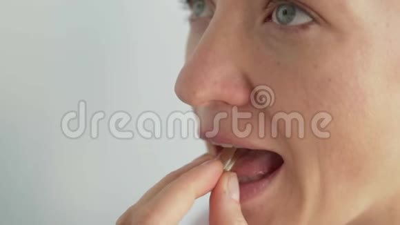女人吞下一粒鱼油用水喝下去视频的预览图