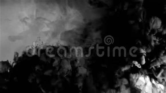 黑色烟雾混合物在白色背景HD1920上的运动传播视频的预览图