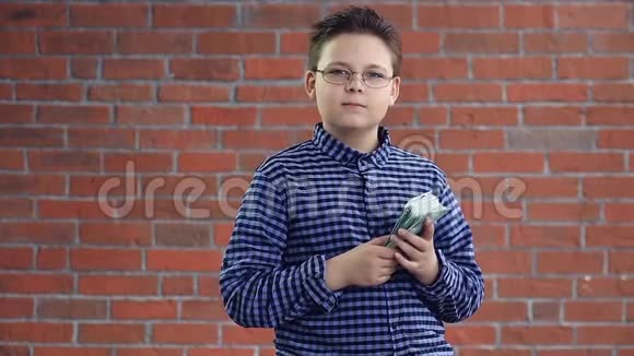3这个男孩把钱花在手里视频的预览图
