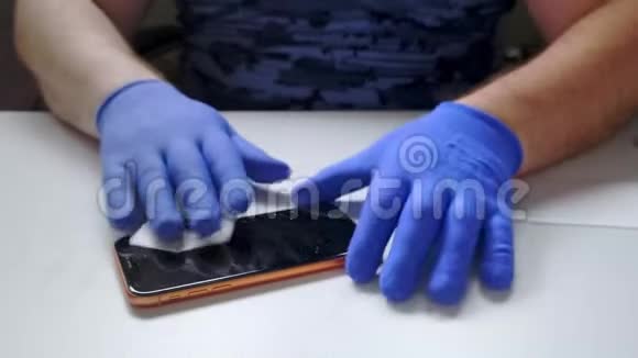 一只男性的手替换了一个破碎的钢化玻璃屏幕保护器用于智能手机视频的预览图
