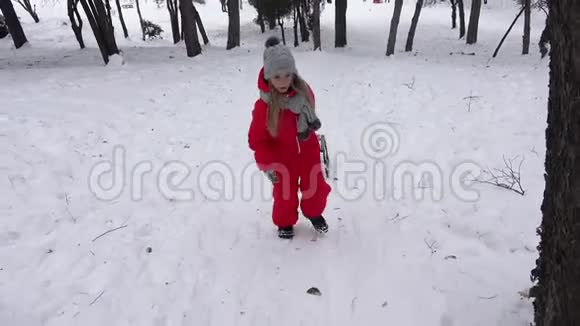 雪中的孩子冬天的小女孩公园里的孩子视频的预览图