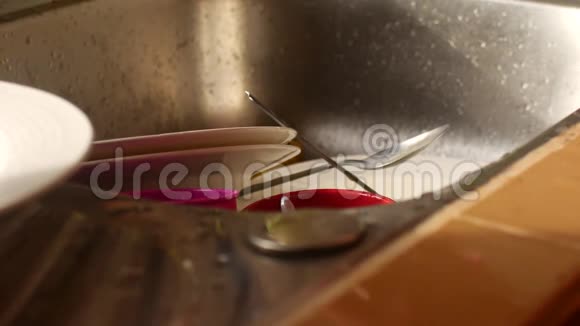 洗碗池里的碗碟打扫屋子视频的预览图