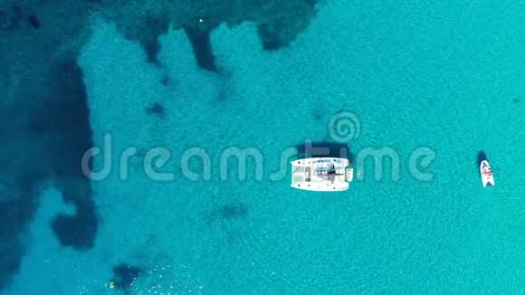 晴天在泻湖上的游艇帆船海上游艇空中摄影无人机一艘游艇或帆船视频的预览图