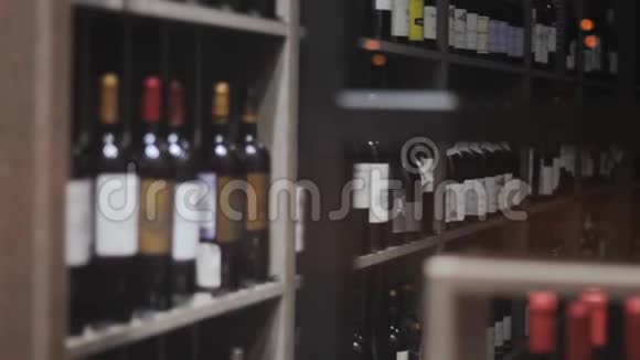 酒窖商店橱窗葡萄藤葡萄葡萄葡萄瓶质量视频的预览图