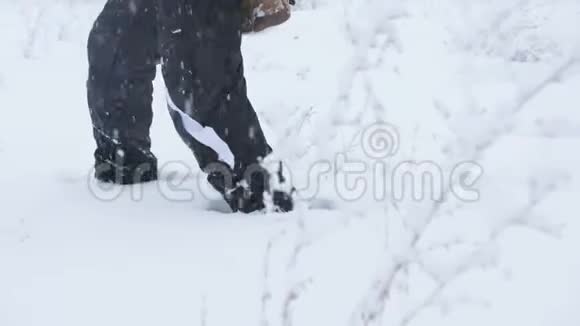 男研究员在雪地上漂流视频的预览图