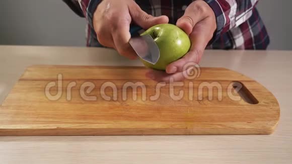 男子开始用刀清理水果苹果手中的特写从卡朱拉4K视频的预览图