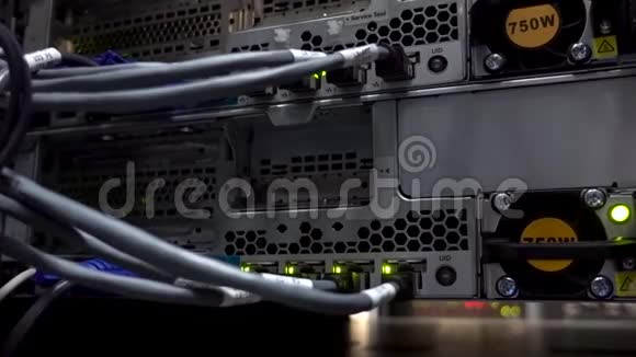 八个闪烁的服务器连接器在服务器的后面视频的预览图