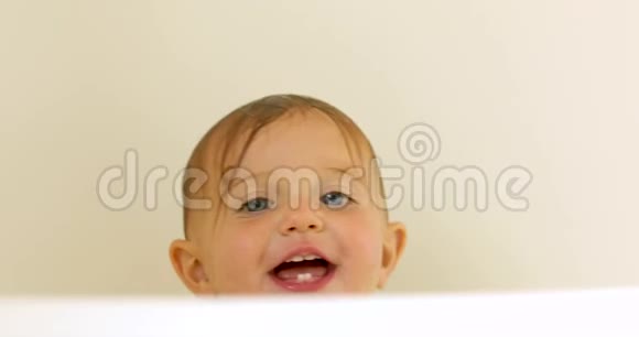 好奇的可爱宝宝从浴缸里偷看视频的预览图