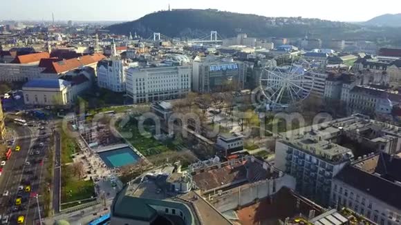 匈牙利布达佩斯布达佩斯中心Deak广场Gellert山和自由女神像的空中景观视频的预览图
