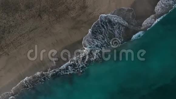 大西洋上沙漠黑色海滩的俯视图特内里费岛海岸空中无人驾驶飞机的海上镜头视频的预览图