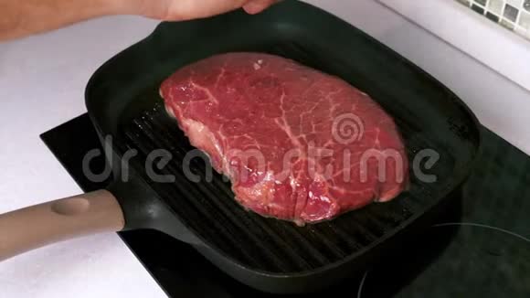 在白厨房的烤盘上放一份生牛排大理石肉视频的预览图