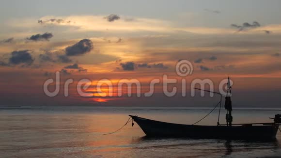日落时分的船渔夫沙滩船在阳光的映衬下视频的预览图
