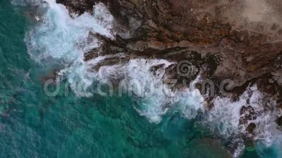 无人的海岸的俯视图特内里费岛的岩石海岸空中无人机的海浪到达海岸的镜头视频的预览图