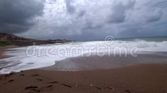 在沙滩上汹涌的海浪暴风雨天气视频的预览图