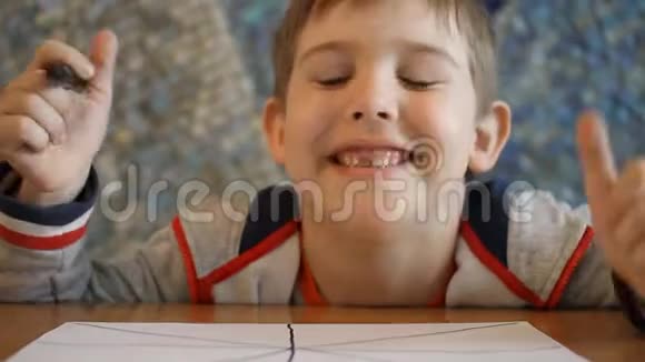 男孩在白纸上画了一个记号视频的预览图