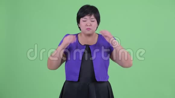 肥胖的亚洲年轻女性头痛视频的预览图