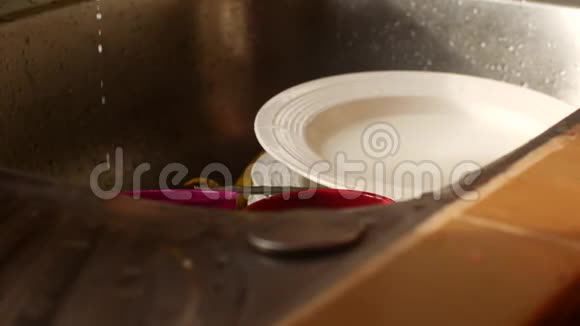 洗碗池里的碗碟打扫屋子视频的预览图