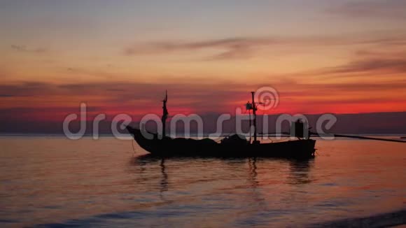 日落背景下的渔船视频的预览图