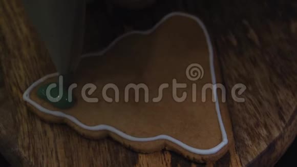 提供绿色奶油人字形饼干的糖果涂料视频的预览图
