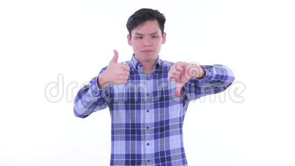 年轻的亚洲时髦男人在拇指向上和拇指向下之间做出选择视频的预览图