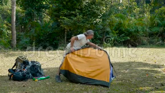 人在森林里搭帐篷视频的预览图