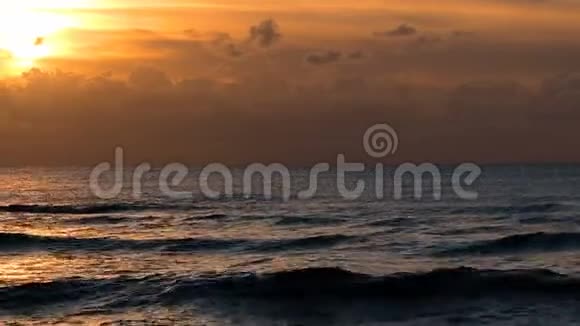 放大视野鼓舞人心的日落天空海浪飞溅景观氛围视频的预览图