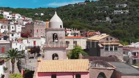 鸟瞰Nerano村意大利南部一个小镇的基础设施旧房子夏日旅行和度假视频的预览图